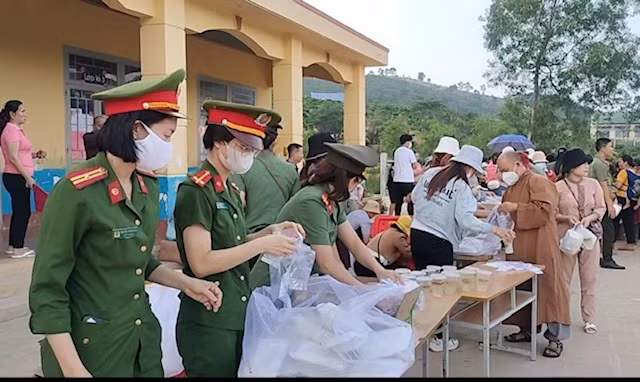 Thăm tặng quà và hướng dẫn người dân cài đặt kích hoạt tài khoản định danh điện tử -0