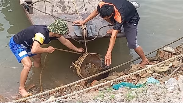 Phát hiện 1 quả bom lớn trên sông Đuống
