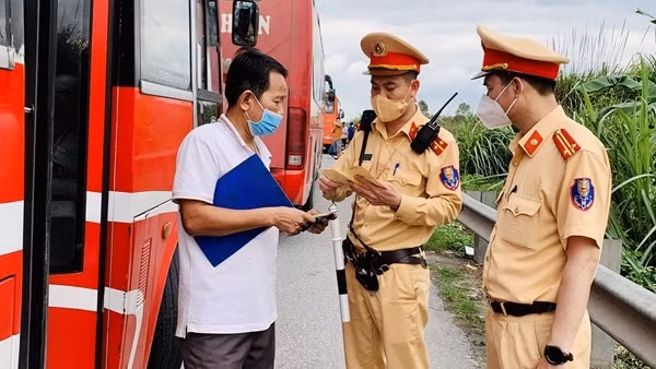 CSGT Công an Hà Nam xử phạt 20 xe khách “nhồi nhét”
