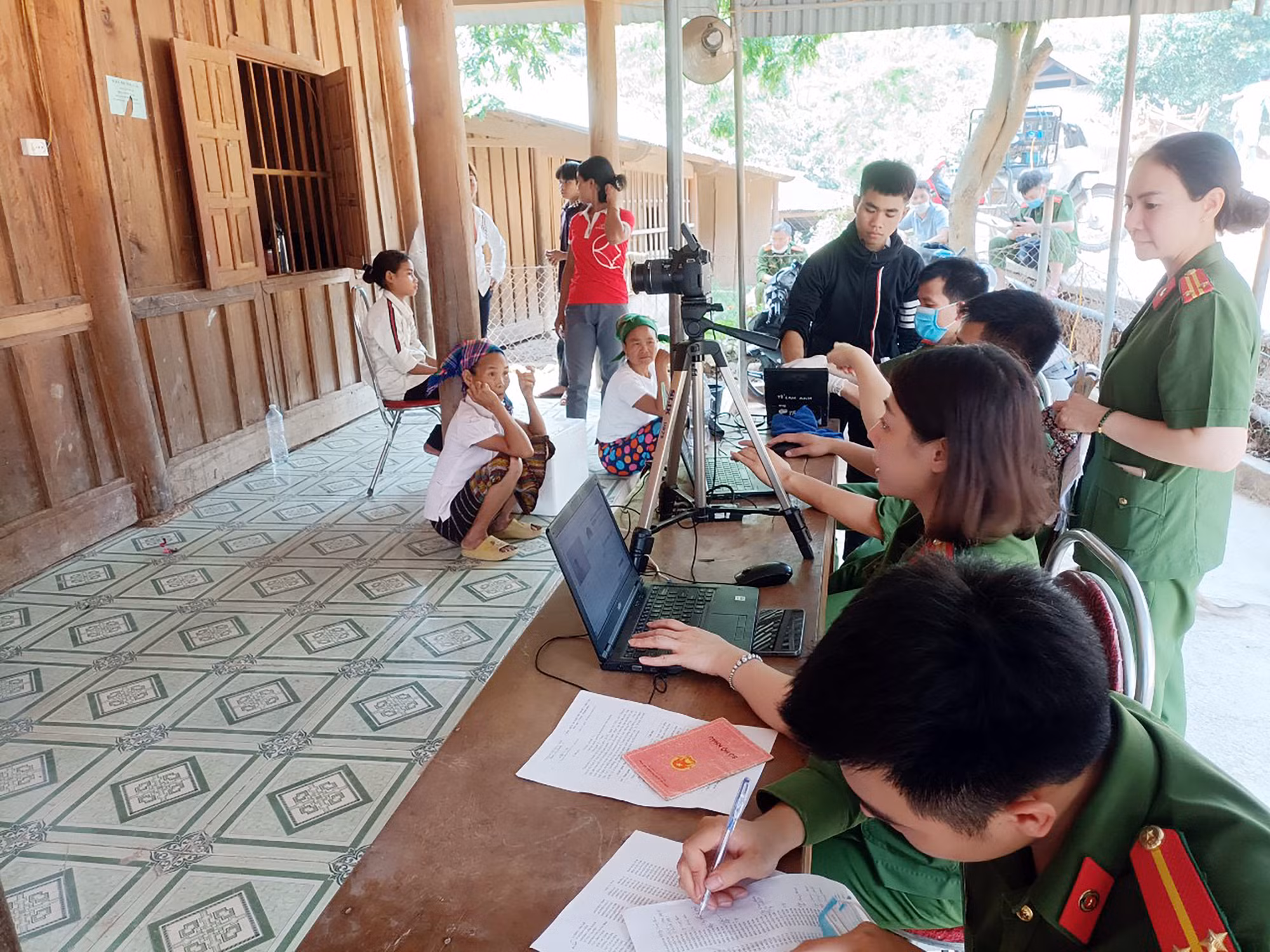 Vượt núi, vào bản làm CCCD giữa ngày lễ -1