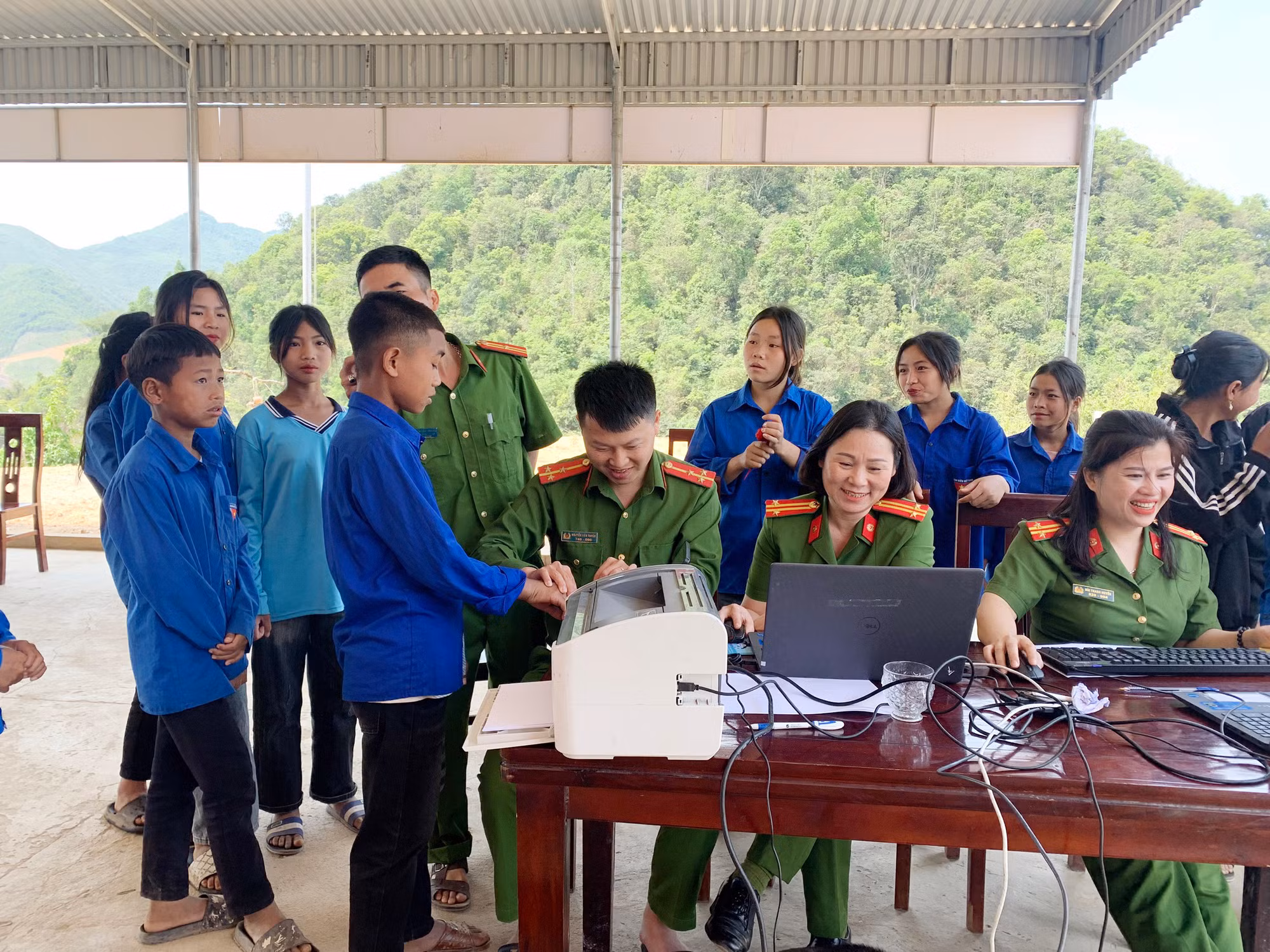 Vượt núi, vào bản làm CCCD giữa ngày lễ -0