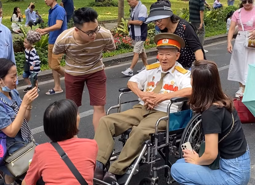Lực lượng Công an TP Hồ Chí Minh mướt mồ hôi dưới nắng nóng bảo vệ lễ 30/4 -2