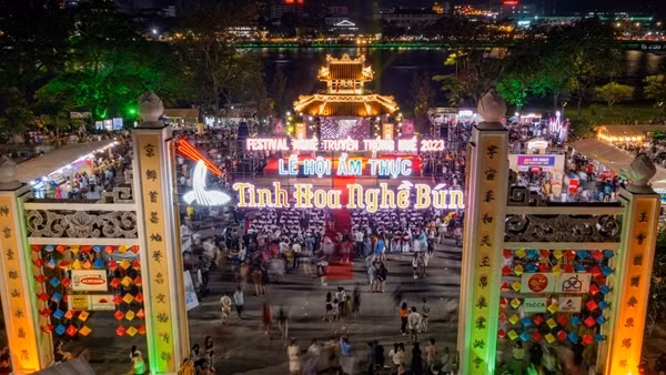 Lễ hội ẩm thực Festival Nghề truyền thống Huế thu hút hàng nghìn du khách