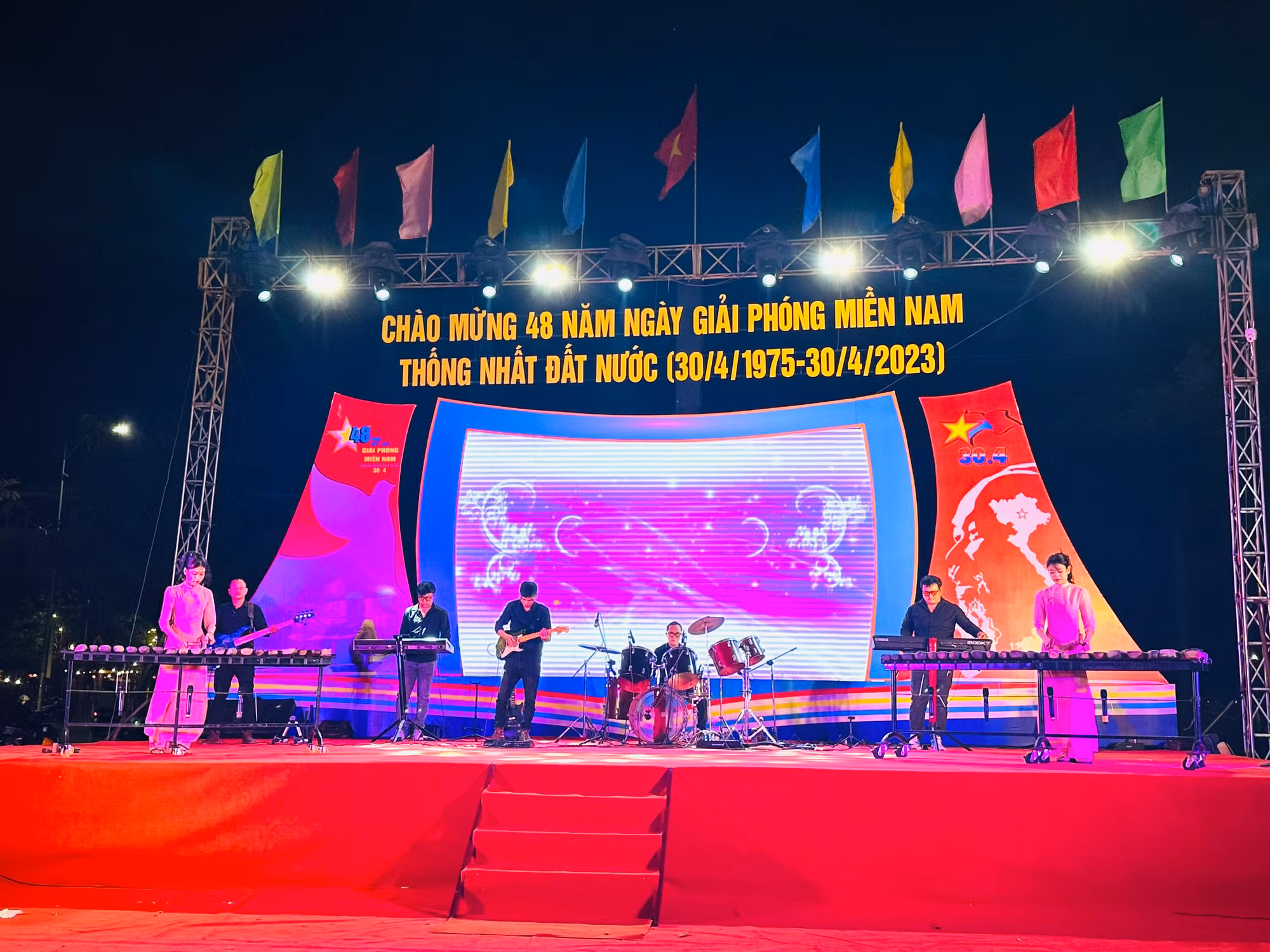 Du khách đổ xô ra biển Nha Trang, khách sạn ven biển Tuy Hòa 