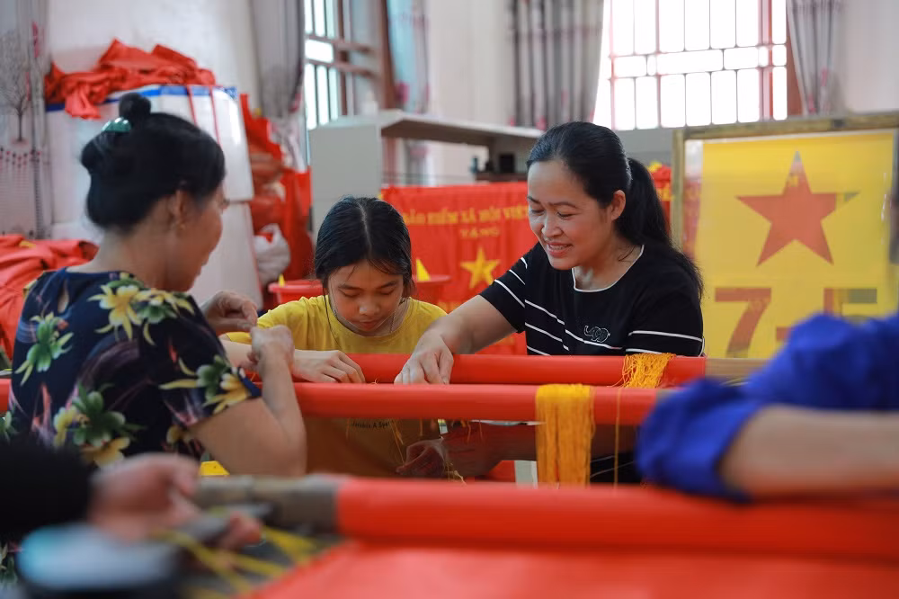 Về thăm ngôi làng với lịch sử 70 năm thêu cờ Tổ quốc -0