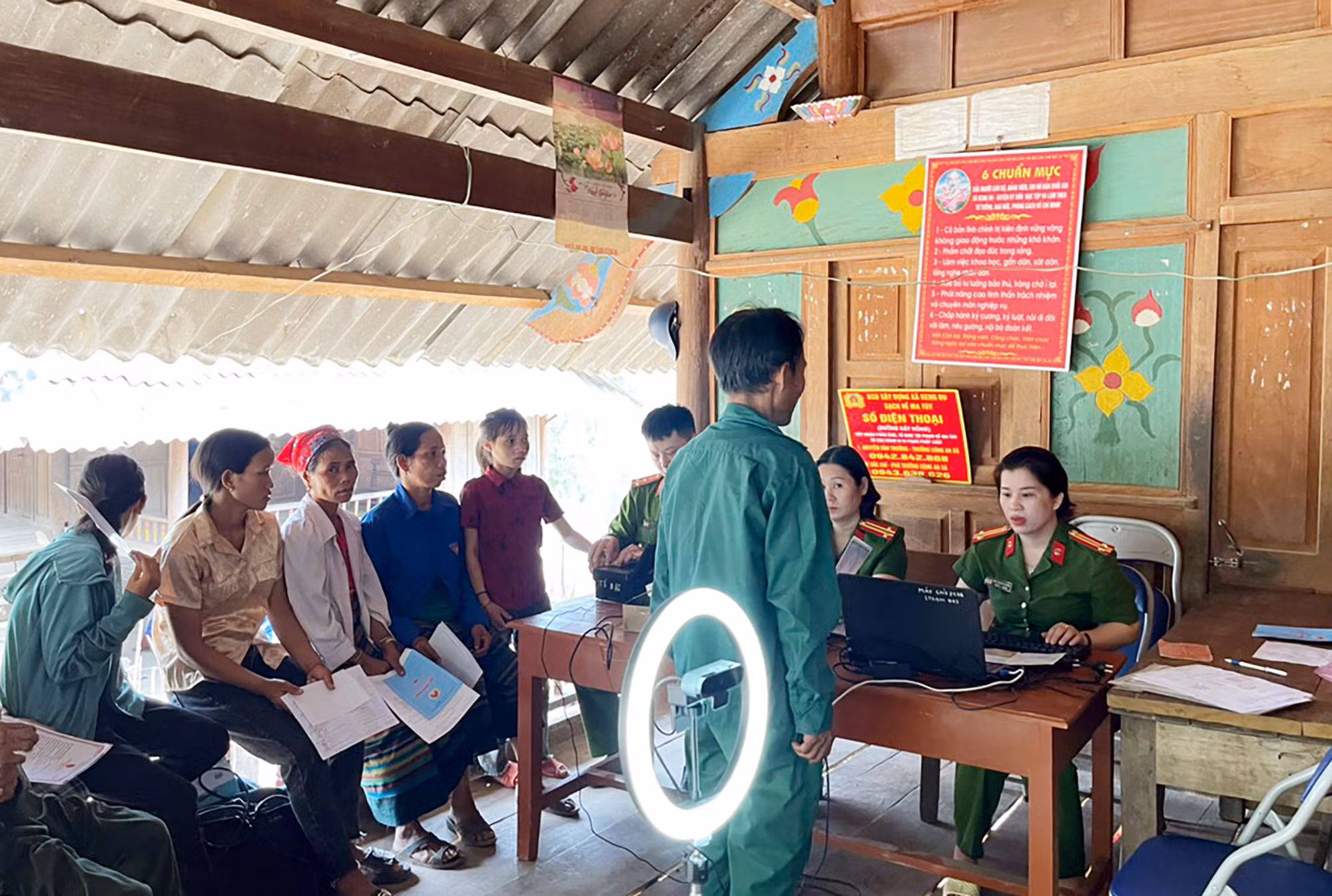 Vượt núi, vào bản làm CCCD giữa ngày lễ -0
