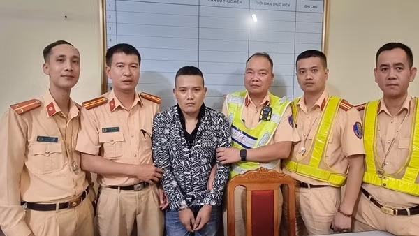 Khống chế đối tượng buôn ma túy lao xe vào CSGT