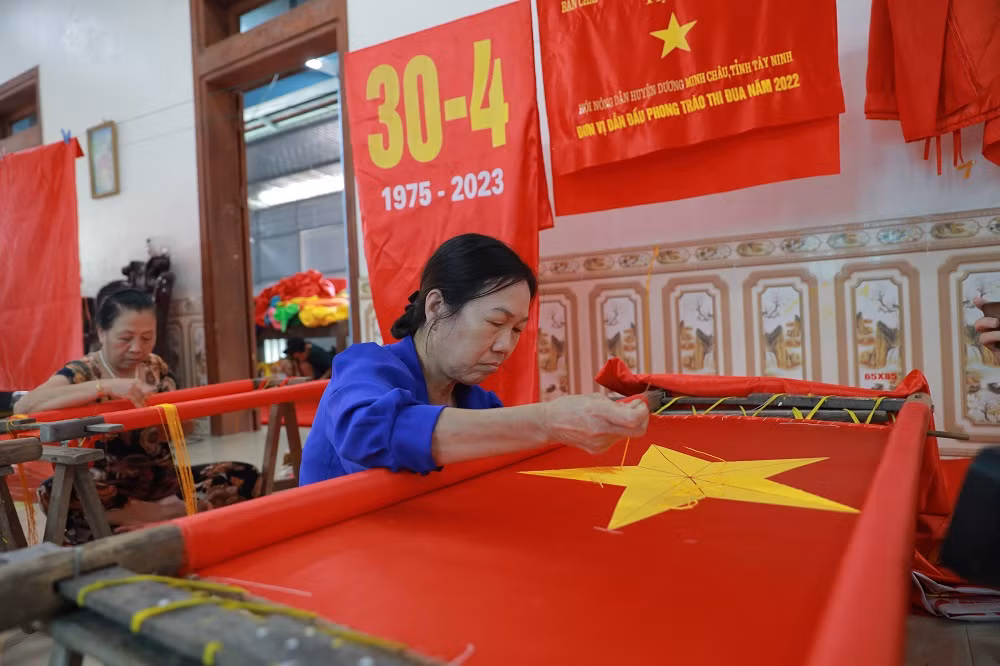 Về thăm ngôi làng với lịch sử 70 năm thêu cờ Tổ quốc -0