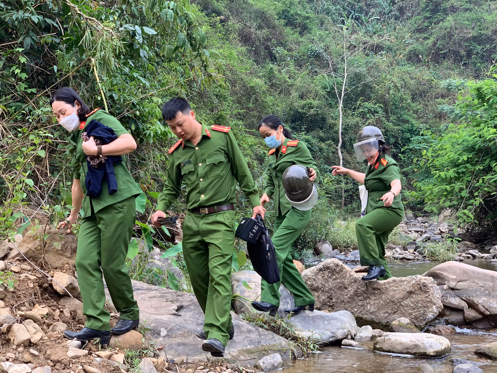 Vượt núi, vào bản làm CCCD giữa ngày lễ -0