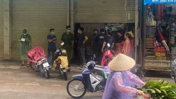 Nhân viên tá hoả phát hiện vợ chồng chủ cửa hàng chăn ga treo cổ tử vong
