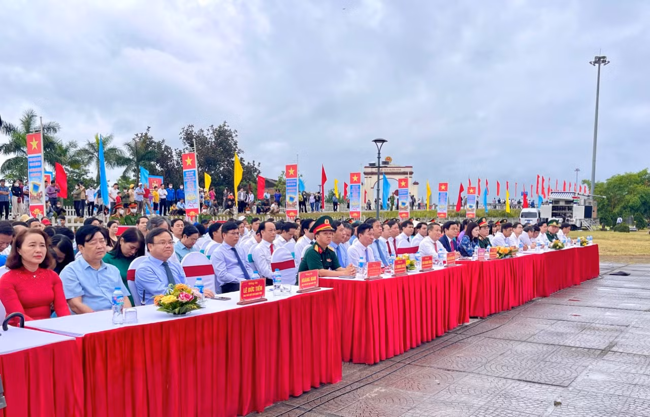 Thượng cờ Thống nhất non sông tại Di tích Đôi bờ Hiền Lương - Bến Hải -0