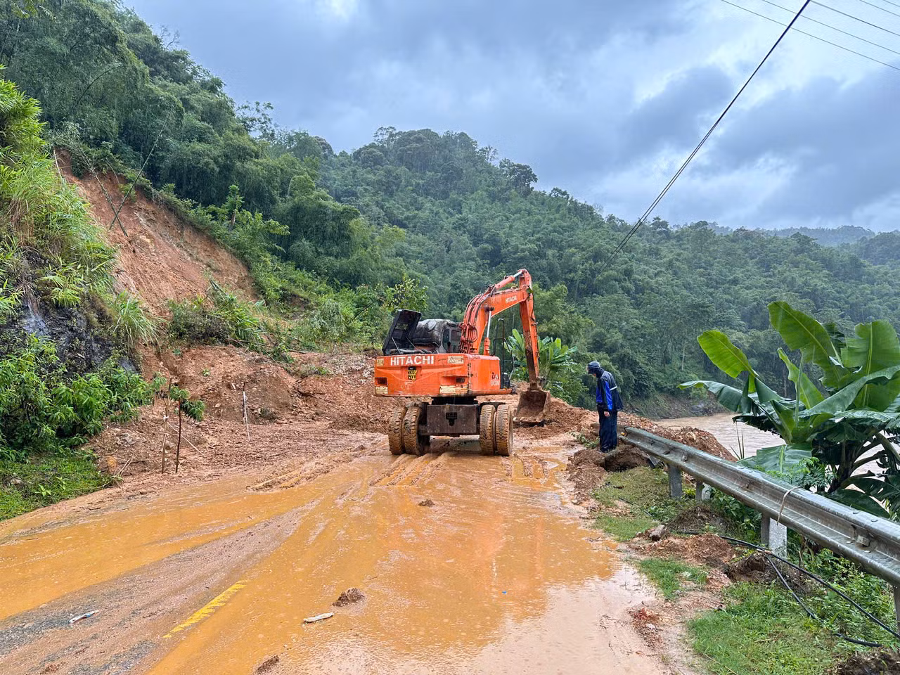 Nhiều tuyến quốc lộ bị ngập sâu, sạt lở taluy, đất đá tràn ra mặt đường do bão số 10 -0