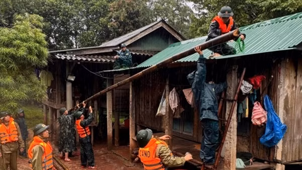 Thủ tướng yêu cầu khẩn trương hỗ trợ nhân dân khắc phục hậu quả bão số 10