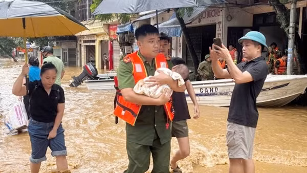 Công an Lào Cai di dời trên 3.000 hộ dân&nbsp;vùng ngập lụt&nbsp;đến nơi an toàn