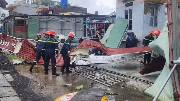 Vì sao lốc xoáy liên tiếp xuất hiện trong bão số 10?