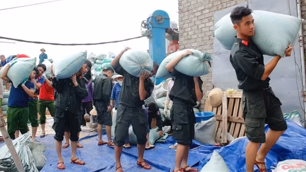 Cảnh sát cơ động sát cánh cùng nhân dân khắc phục hậu quả bão số 10