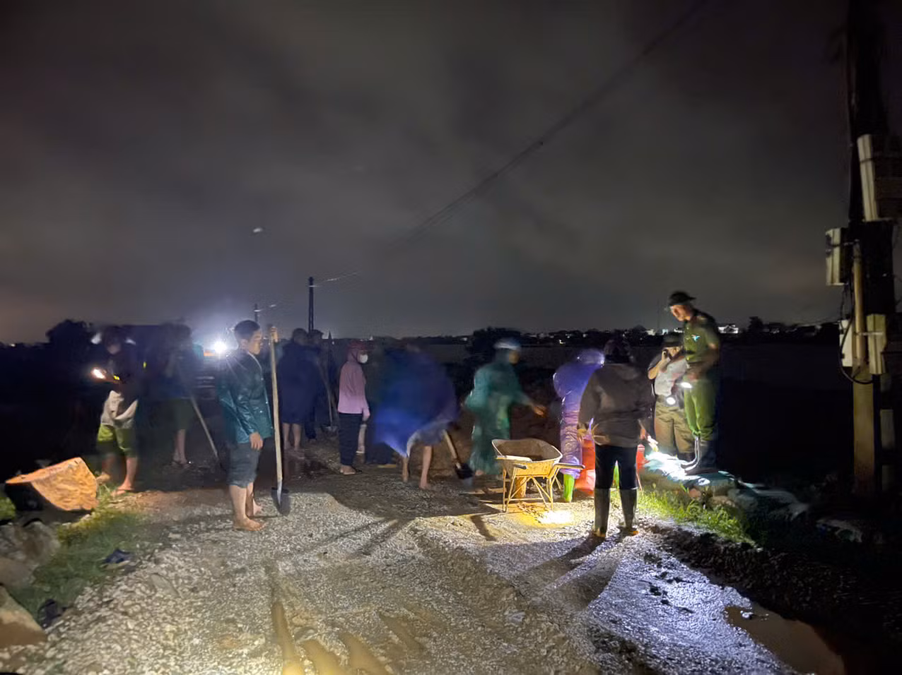 Công an Thanh Hóa “xuyên đêm” khắc phục sự cố đê có nguy cơ vỡ -0