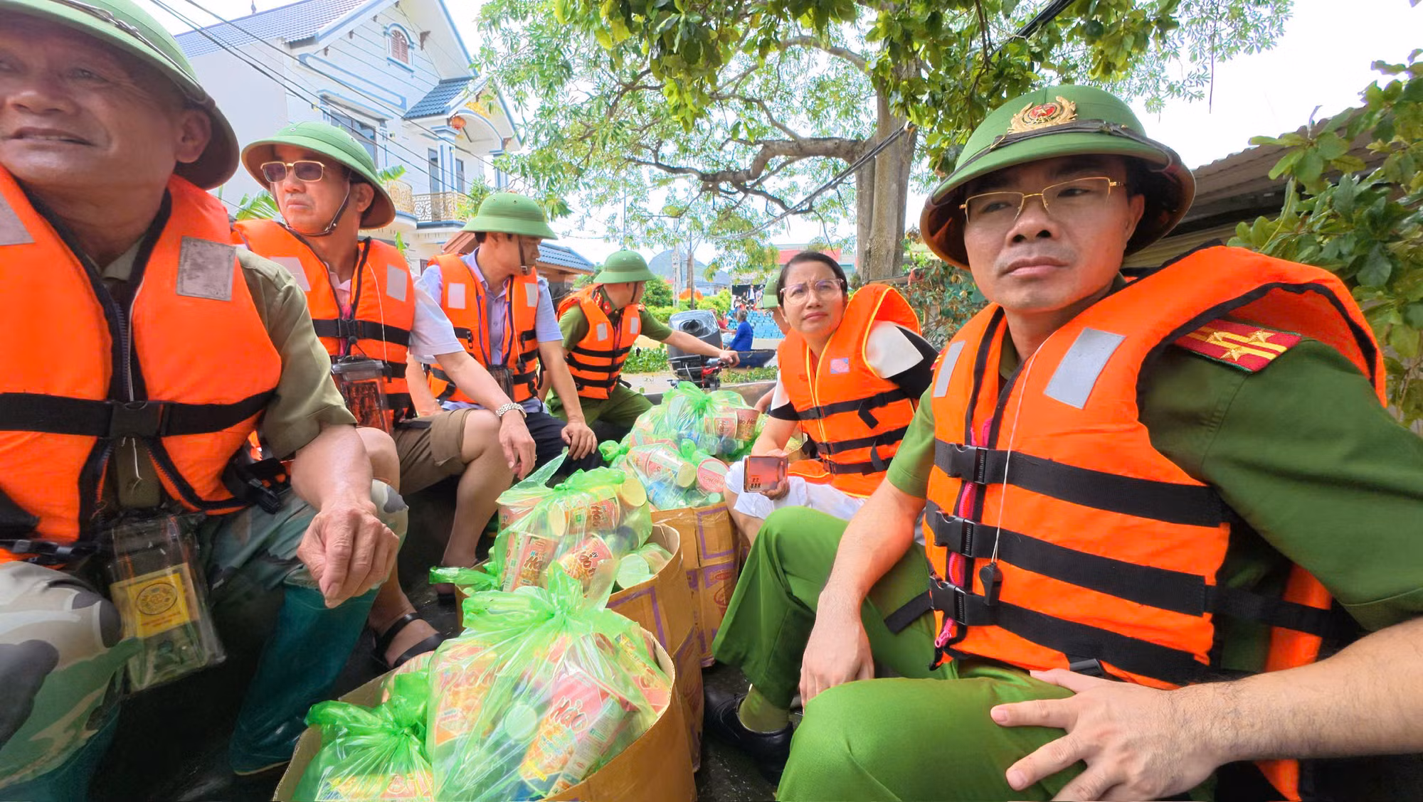 Công an Thanh Hoá tiếp tế thức ăn, nước uống cho người dân vùng lũ lụt -0