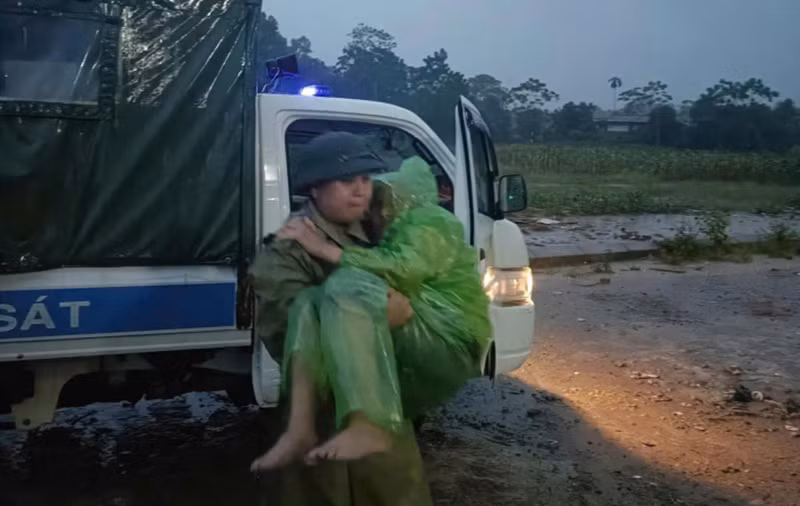 Vững vàng nơi bão lũ, là điểm tựa của nhân dân -0