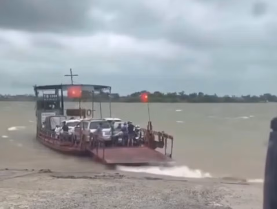 Chủ phà bị phạt 20,5 triệu vì chở khách qua sông khi sóng to, gió lớn -1