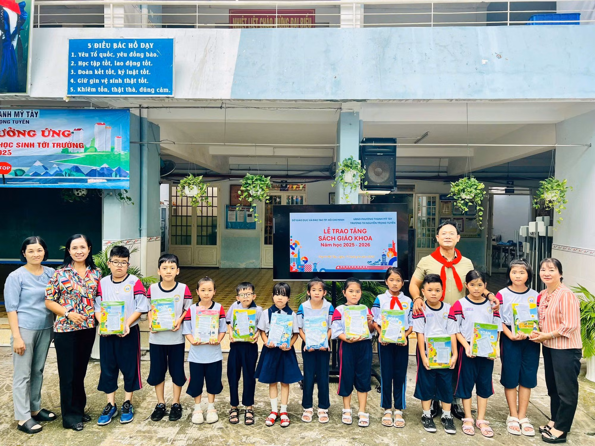 Trao tặng 50.000 bộ sách giáo khoa tại TP Hồ Chí Minh -0