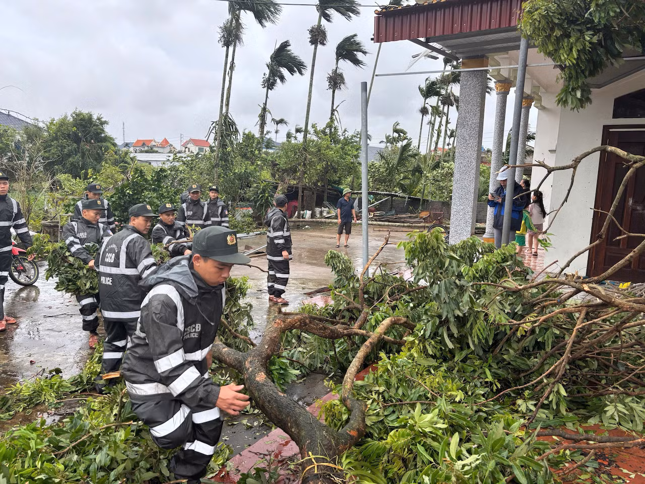 Hình ảnh đẹp Cảnh sát cơ động giúp dân khắc phục hậu quả mưa bão tại các địa phương -1