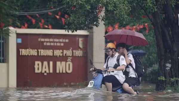Phụ huynh Hà Nội như "ngồi trên chảo lửa" vì nhiều trường học ngập nặng