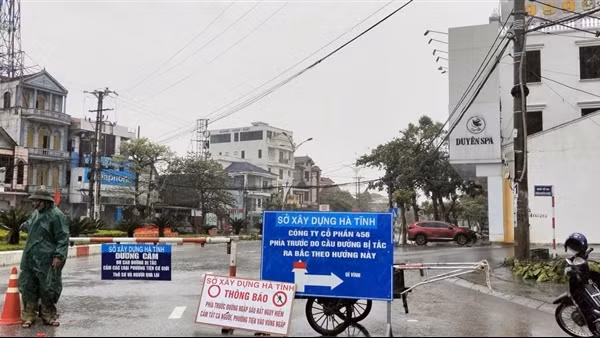 Nhiều tuyến quốc lộ bị ngập sâu, đường sắt Bắc-Nam bị chia cắt do mưa lũ