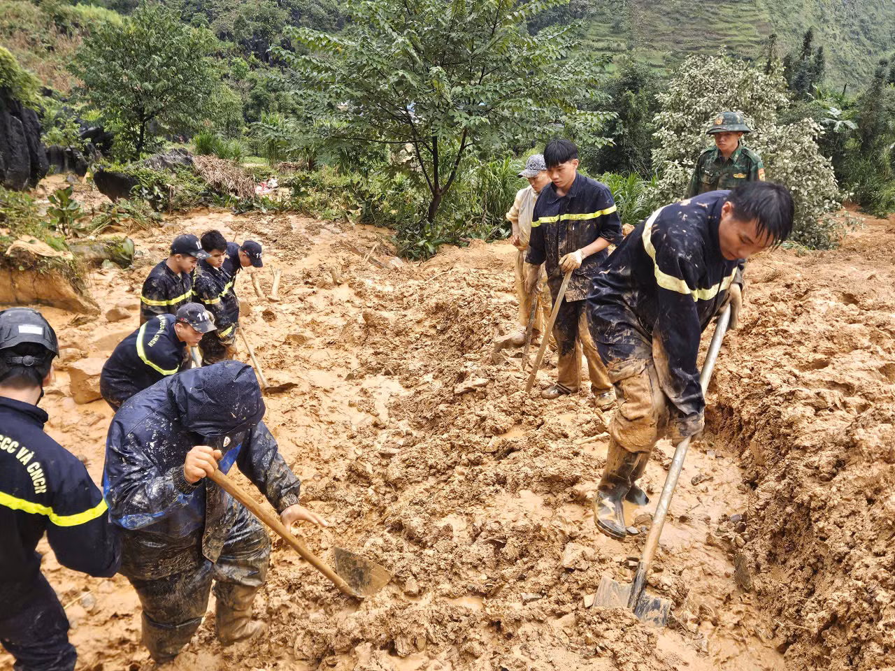 Khẩn trương tìm kiếm 4 người mất tích trong vụ sạt lở đất tại xã Lũng Cú -0