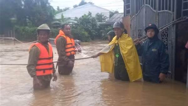 Công an xung kích bám địa bàn,&nbsp;giúp dân vượt qua bão lũ
