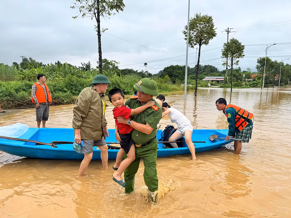 Công an Lào Cai dầm mưa, xuyên đêm cứu hộ người dân vùng ngập lụt -0