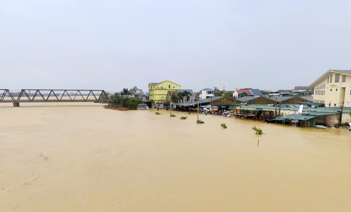 Sau bão số 10, người dân Hà Tĩnh gồng mình trong lũ lụt -0