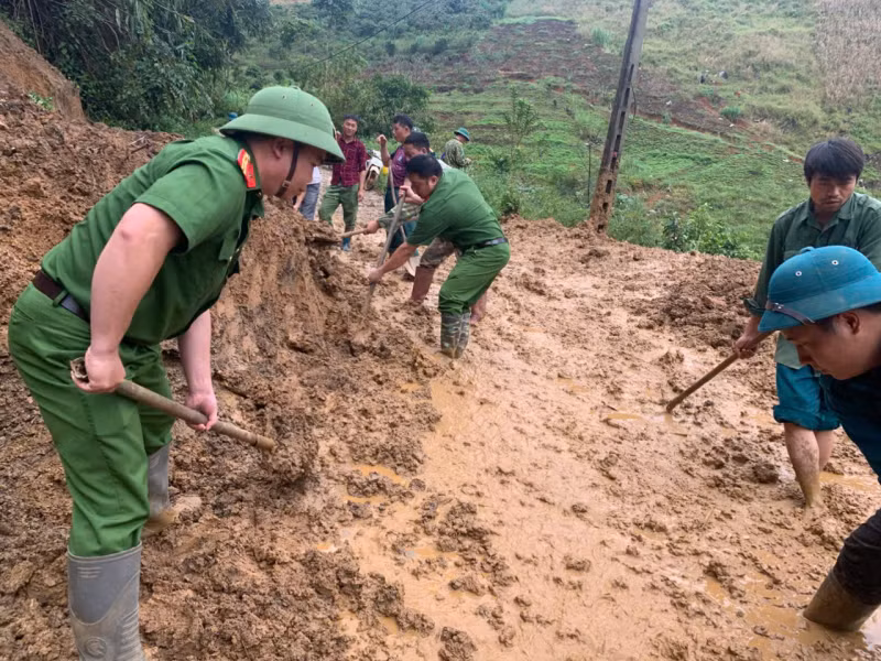 Vững vàng nơi bão lũ, là điểm tựa của nhân dân -2