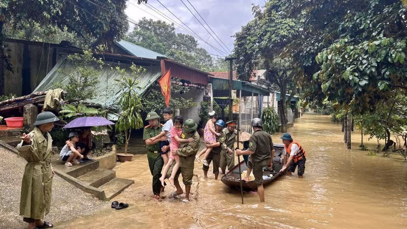 Thủ tướng yêu cầu khẩn trương hỗ trợ nhân dân khắc phục hậu quả bão số 10 -0
