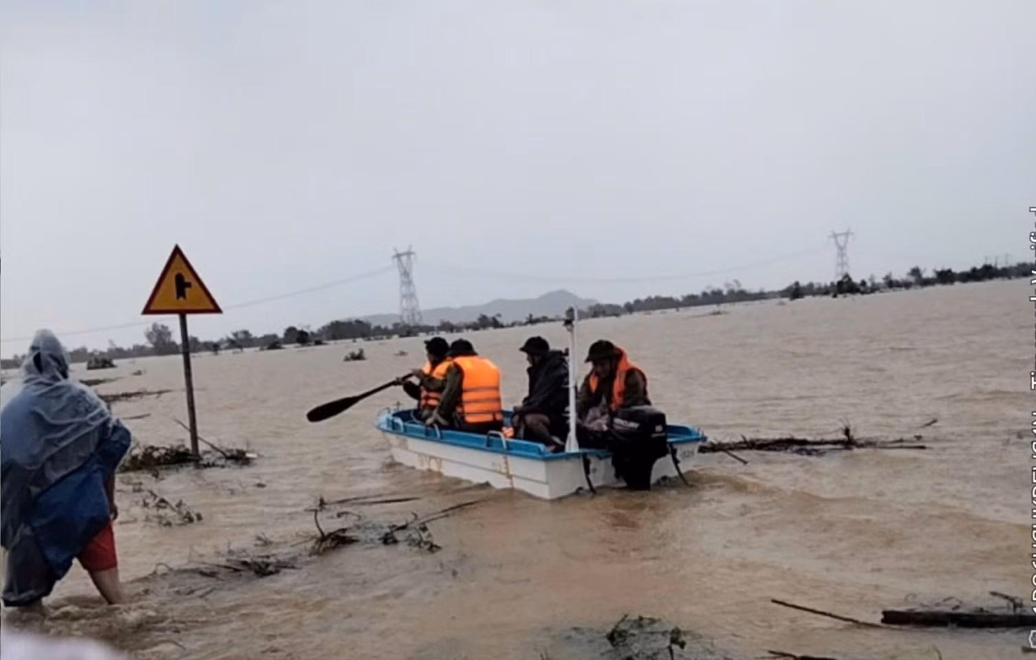 Sau bão số 10, người dân Hà Tĩnh gồng mình trong lũ lụt -0