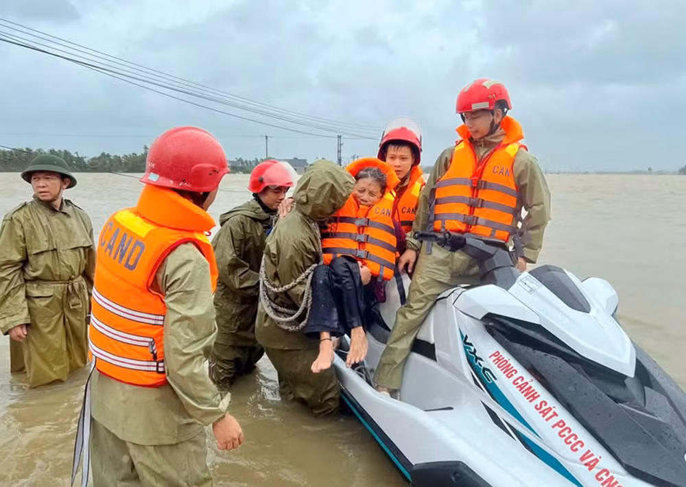 Công an Thanh Hóa, điểm tựa của người dân trong bão -0