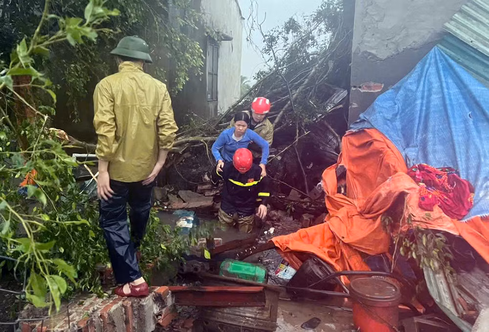 Công an Thanh Hóa, điểm tựa của người dân trong bão -0