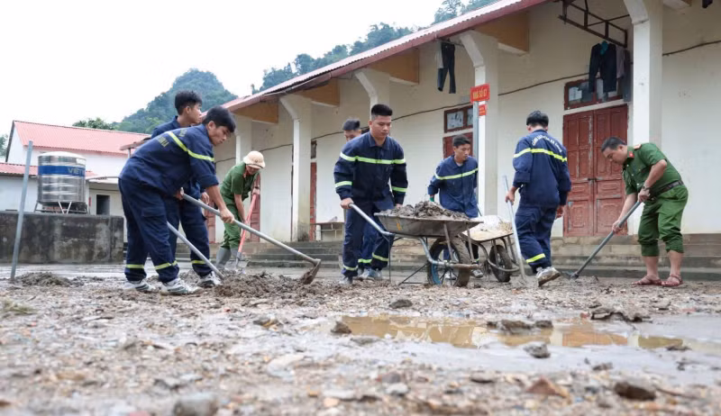 Vững vàng nơi bão lũ, là điểm tựa của nhân dân -1