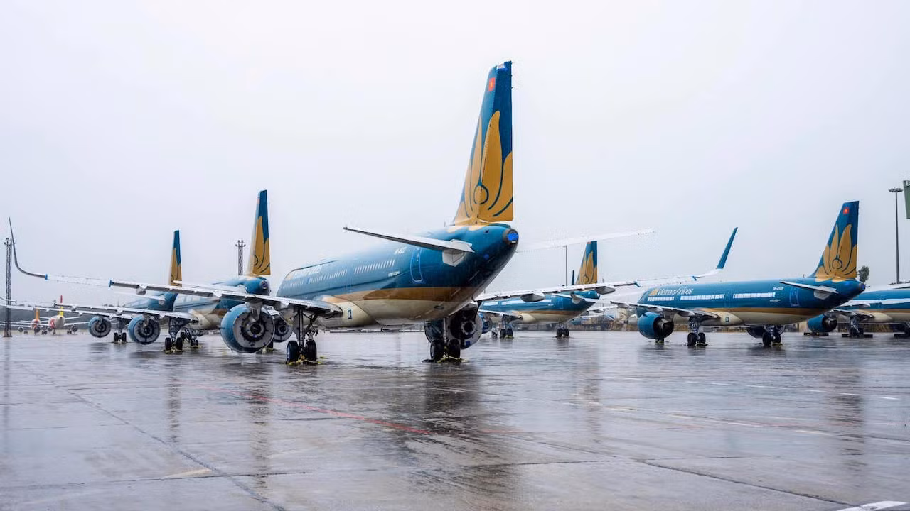 Nhiều chuyến bay không thể hạ cánh vì mưa dông lớn tại Nội Bài -0