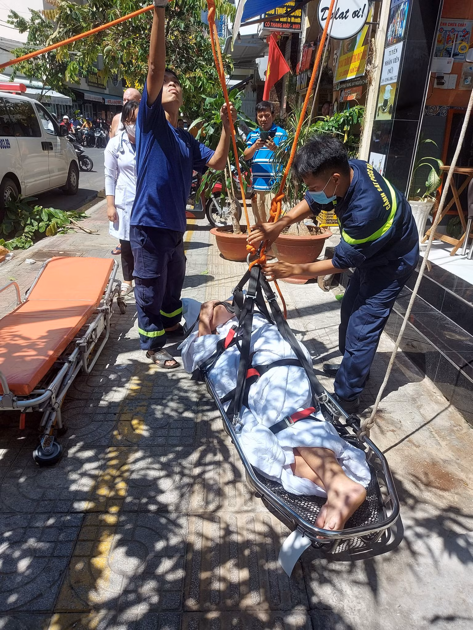 Cứu nạn thành công một người nước ngoài bị té ngã -0