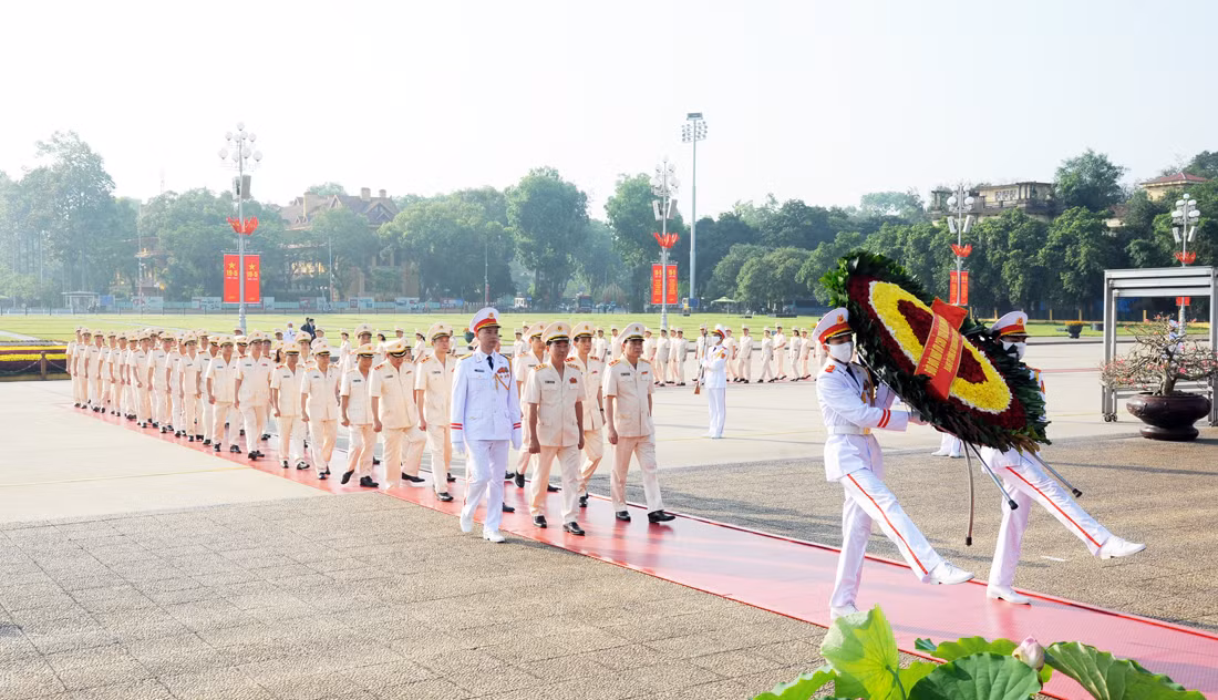 Lãnh đạo Đảng, Nhà nước và Bộ Công an vào Lăng viếng Chủ tịch Hồ Chí Minh -0
