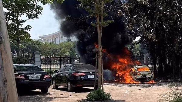 Hà Nội: Xế hộp cháy rụi khi đang đỗ tránh nắng trong khuôn viên