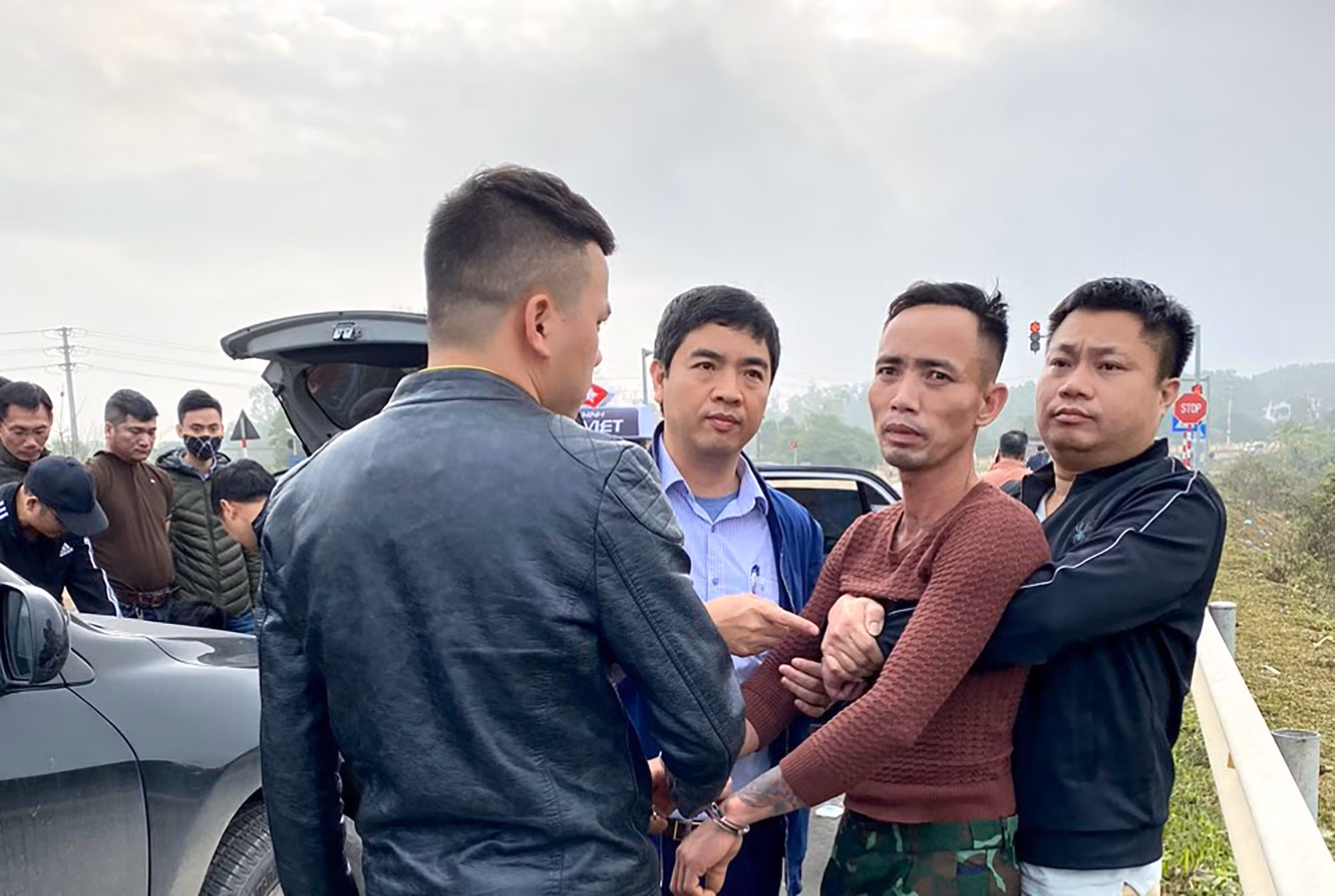Bắt đối tượng buôn “cái chết trắng” luôn thủ súng trong người -0