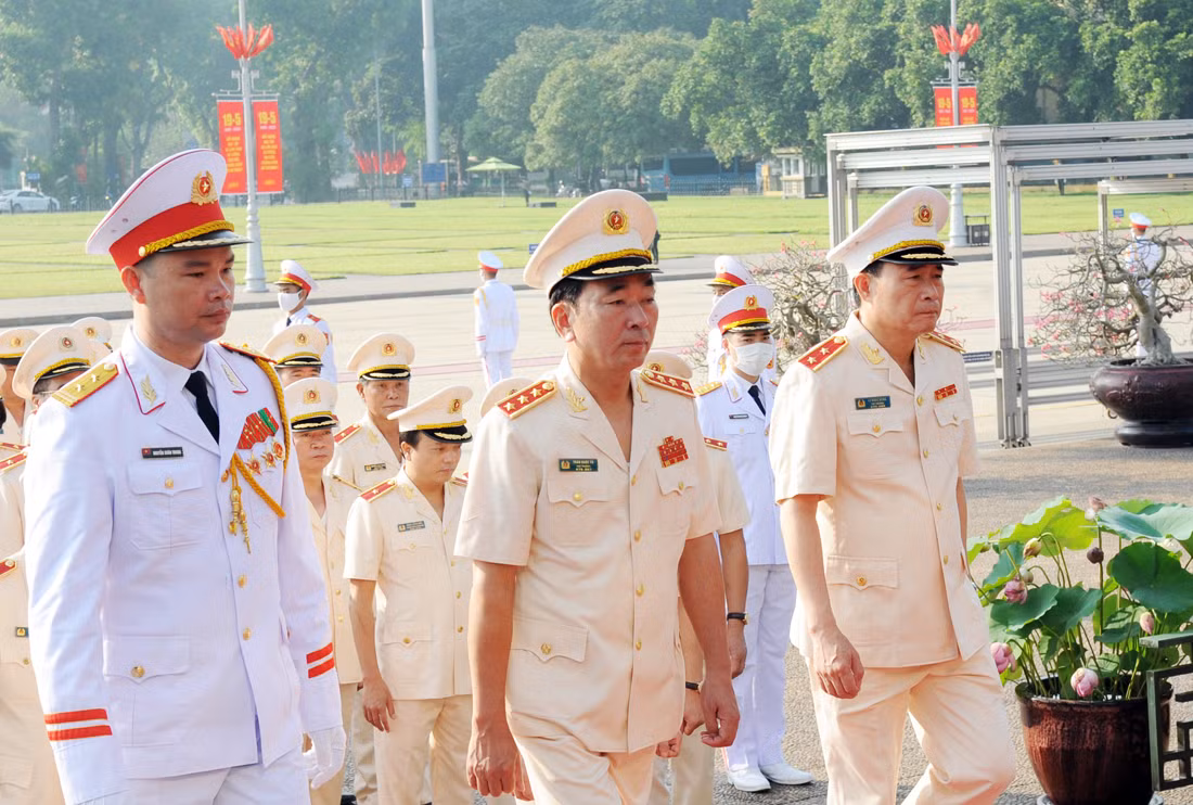 Lãnh đạo Đảng, Nhà nước và Bộ Công an vào Lăng viếng Chủ tịch Hồ Chí Minh -0