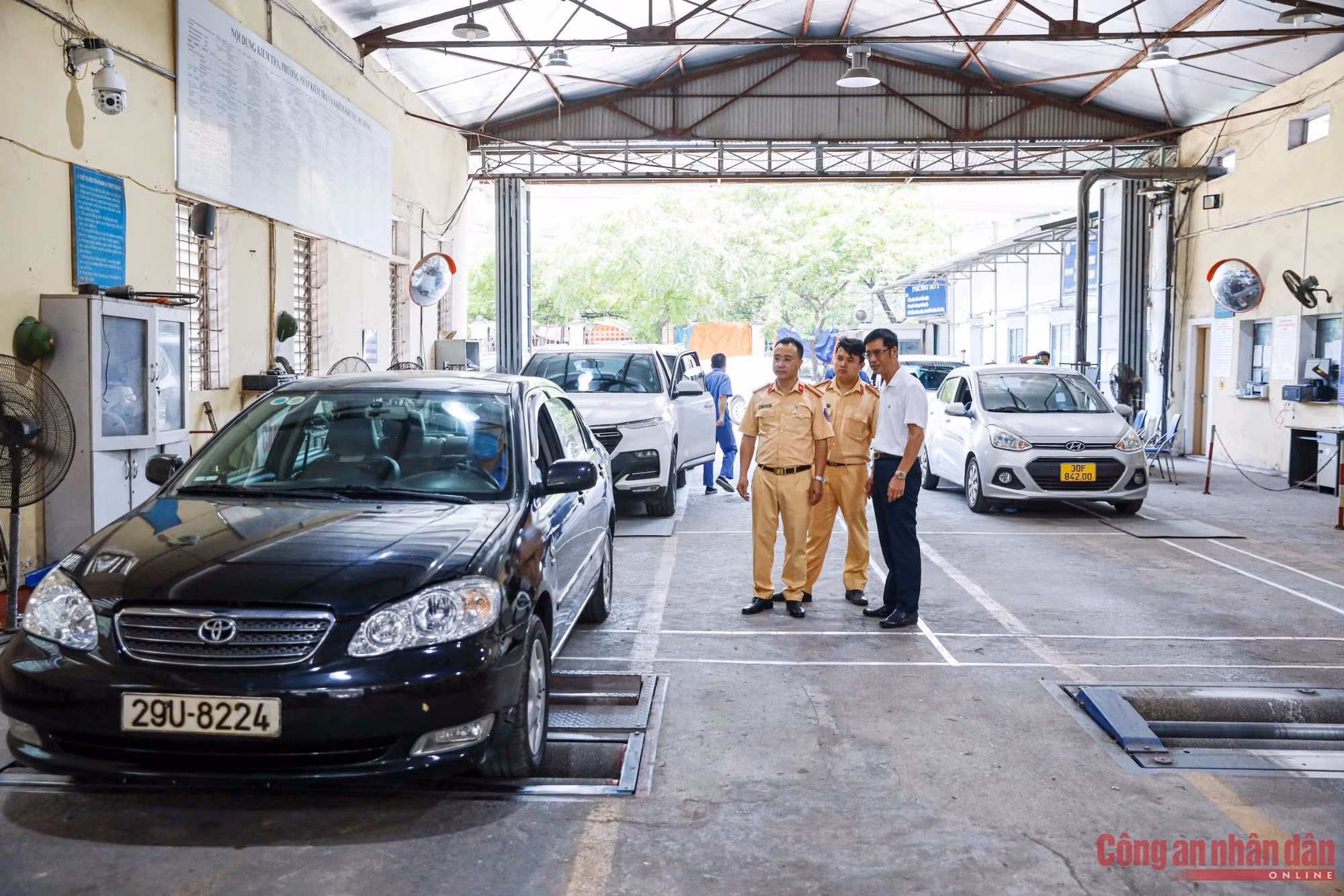 Các trung tâm đăng kiểm tiếp tục nhận chi viện từ lực lượng CSGT ảnh 3 3fce2b03b25a6c04354b.jpg -0
