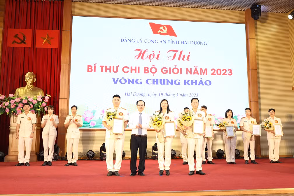 Nâng cao chất lượng sinh hoạt chi bộ và chất lượng đảng viên -1