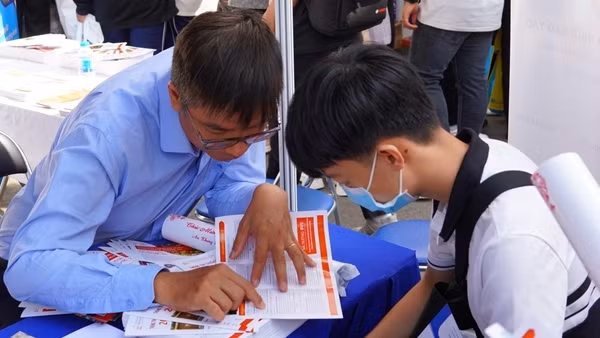Học phí đại học tăng mạnh có là rào cản đối với học sinh nghèo?