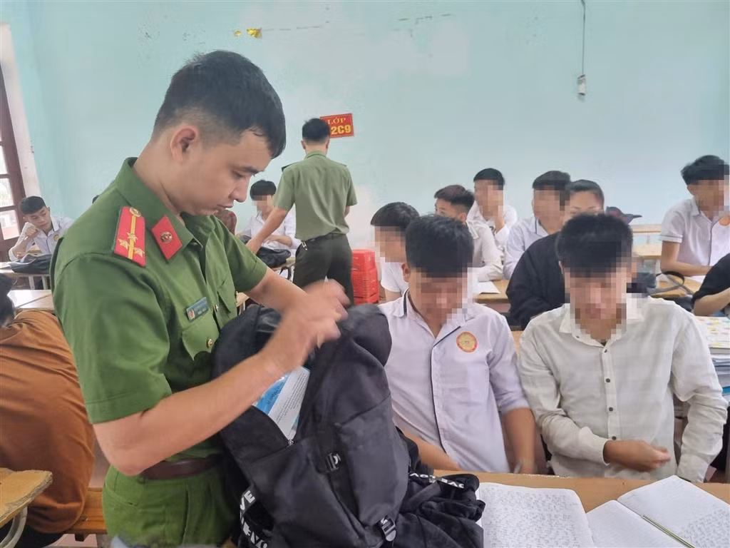 Phát hiện nhiều học sinh ở Thanh Hóa mang vũ khí khi đi học -0