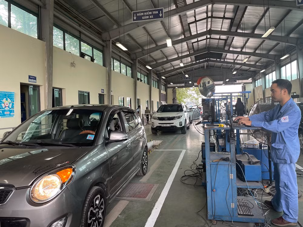 Xe miễn đăng kiểm lần đầu vẫn phải chờ dài cổ... -0