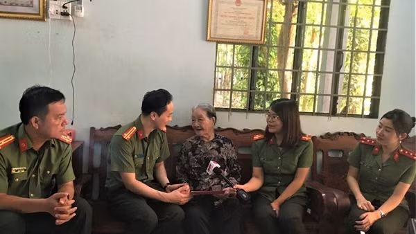 Tri ân các liệt sĩ và tặng quà Mẹ Việt Nam Anh hùng ở "đất thép" Củ Chi